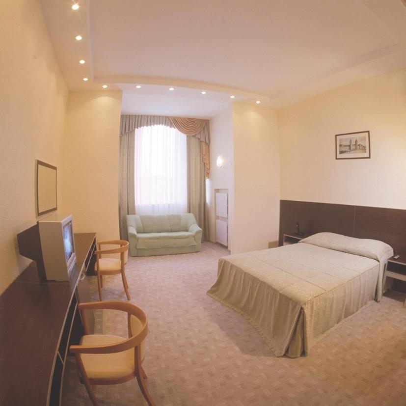 Astoria Hotel Dnipro Room photo
